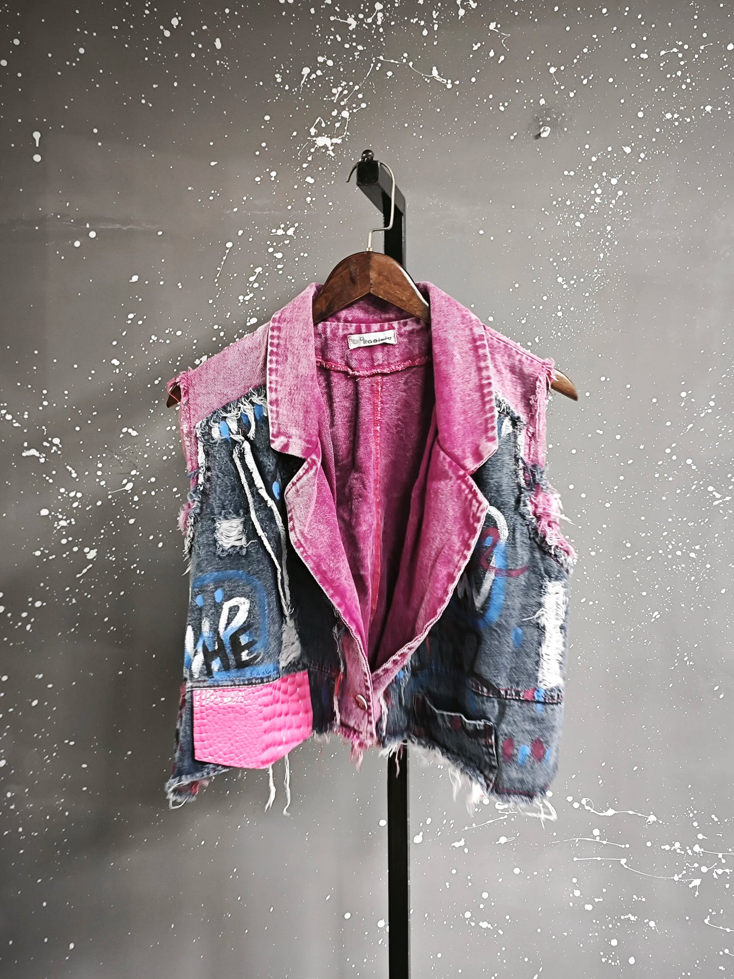 DEAT Women Denim Waistcoat Turn-Down Collar Burrs Edge Tassel Do Old Graffiti Single Button Vest 2026 Spring New Fashion 29A5833