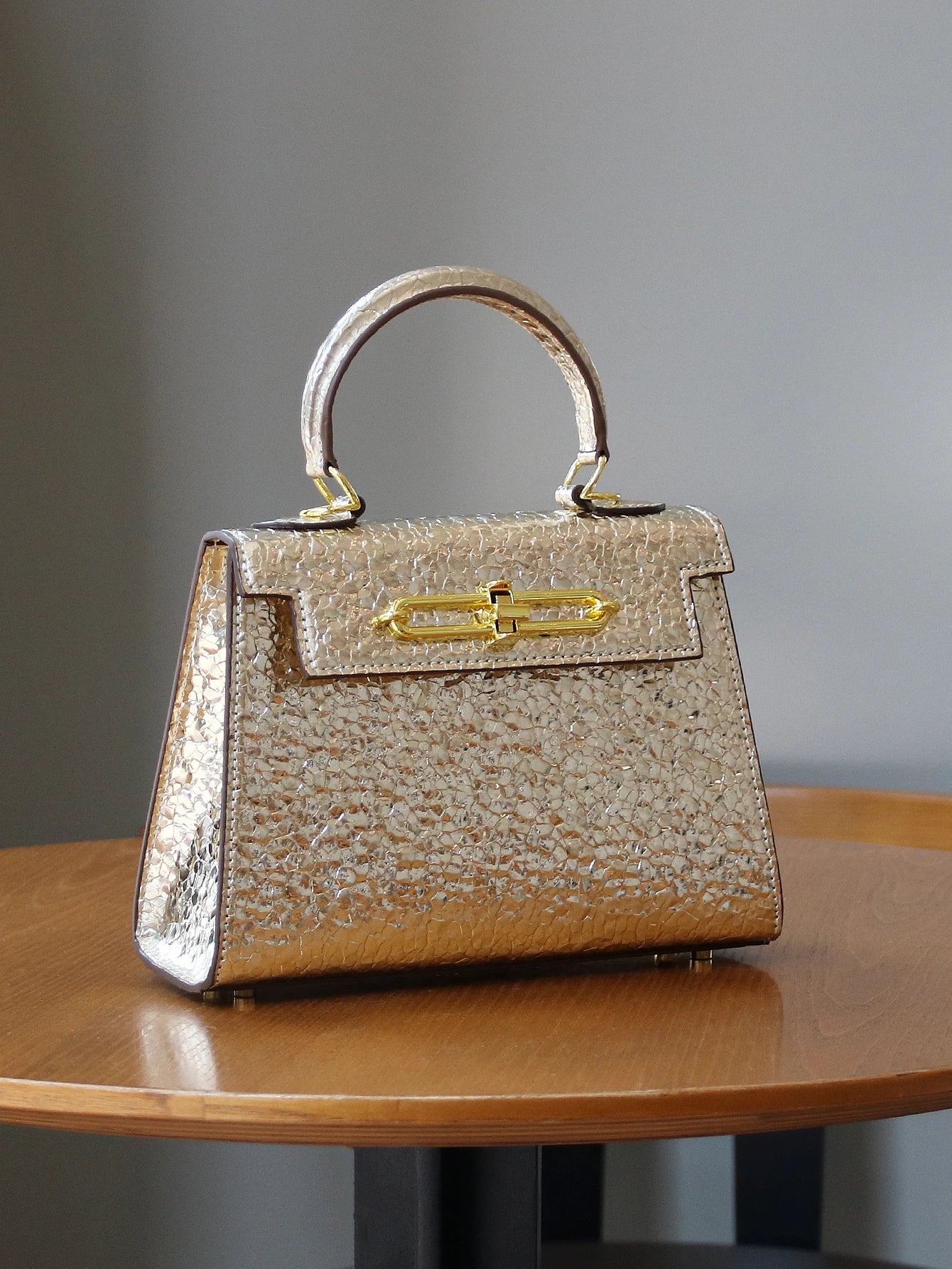 2026 high-end portable fashion handbag temperament bag stone handbag OL commuter Joker work bag light luxury stereotypes bag lad