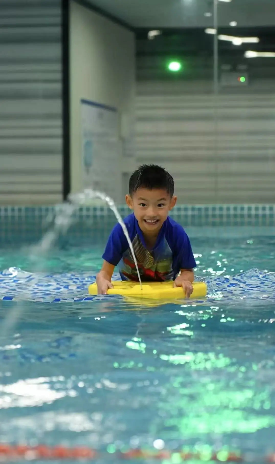 Electric Jet Pool Float - Rechargeable adult and children's pool toys with splash function. Pool floating board upgrade